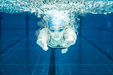 Drei Sportschwimmer trainieren im Telfer Bad